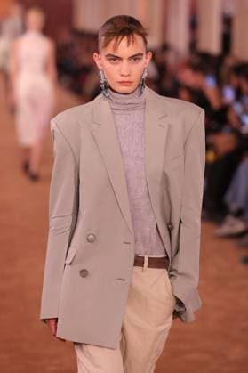 PFW - Acne Studios Runway A model walks the runway during the Acne Studios Womenswear Spring Summer 2026 show as part of Paris Fashion Week on October 01, 2025 in Paris, France. Photo by Alain-Gil Gonzalez ABACAPRESS.COM Paris France  Copyright: xGonzalezxAlain-Gil ABACAx