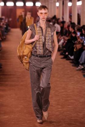 PFW - Acne Studios Runway A model walks the runway during the Acne Studios Womenswear Spring Summer 2026 show as part of Paris Fashion Week on October 01, 2025 in Paris, France. Photo by Alain-Gil Gonzalez ABACAPRESS.COM Paris France  Copyright: xGonzalezxAlain-Gil ABACAx