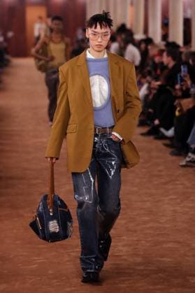 Entertainment Bilder des Tages PFW - Acne Studios Runway A model walks the runway during the Acne Studios Womenswear Spring Summer 2026 show as part of Paris Fashion Week on October 01, 2025 in Paris, France. Photo by Alain-Gil Gonzalez ABACAPRESS.COM Paris France  Copyright: xGonzalezxAlain-Gil ABACAx