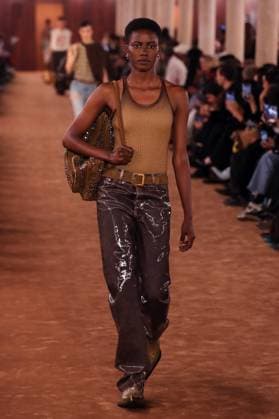 PFW - Acne Studios Runway A model walks the runway during the Acne Studios Womenswear Spring Summer 2026 show as part of Paris Fashion Week on October 01, 2025 in Paris, France. Photo by Alain-Gil Gonzalez ABACAPRESS.COM Paris France  Copyright: xGonzalezxAlain-Gil ABACAx
