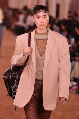 PFW - Acne Studios Runway A model walks the runway during the Acne Studios Womenswear Spring Summer 2026 show as part of Paris Fashion Week on October 01, 2025 in Paris, France. Photo by Alain-Gil Gonzalez ABACAPRESS.COM Paris France  Copyright: xGonzalezxAlain-Gil ABACAx