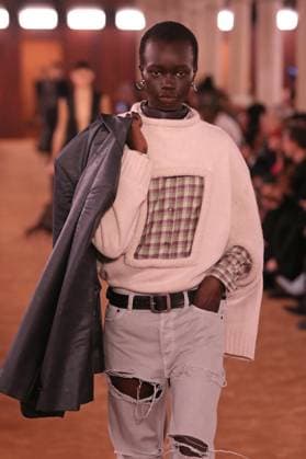 PFW - Acne Studios Runway A model walks the runway during the Acne Studios Womenswear Spring Summer 2026 show as part of Paris Fashion Week on October 01, 2025 in Paris, France. Photo by Alain-Gil Gonzalez ABACAPRESS.COM Paris France  Copyright: xGonzalezxAlain-Gil ABACAx