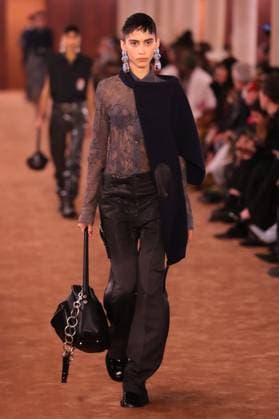 PFW - Acne Studios Runway A model walks the runway during the Acne Studios Womenswear Spring Summer 2026 show as part of Paris Fashion Week on October 01, 2025 in Paris, France. Photo by Alain-Gil Gonzalez ABACAPRESS.COM Paris France  Copyright: xGonzalezxAlain-Gil ABACAx
