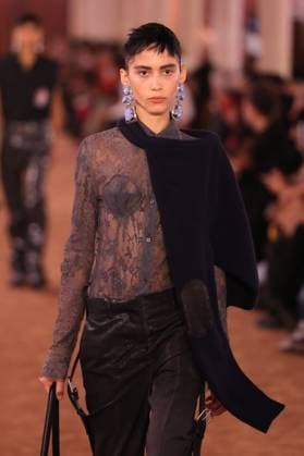 PFW - Acne Studios Runway A model walks the runway during the Acne Studios Womenswear Spring Summer 2026 show as part of Paris Fashion Week on October 01, 2025 in Paris, France. Photo by Alain-Gil Gonzalez ABACAPRESS.COM Paris France  Copyright: xGonzalezxAlain-Gil ABACAx