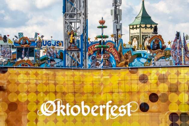 Oktoberfest wegen Bombendrohung geschlossen, Blick auf das verlassene Wiesngelände, leere Bierzelte und Fahrgeschäfte, München, 1. Oktober 2025 Deutschland, München, 1. Oktober 2025, Oktoberfest heute bis 17 :30 Uhr geschlossen wegen einer Bombendrohung, Blick über den Wiesnzaun auf leere Wiesnzelte und Fahrgeschäfte, im Vordergrund der BayernTower, die sonst so geschäftige Wiesn liegt seltsam still da, gedämpfte Stimmung auch rund um die Theresienwiese, die Eingänge sind gesperrt, auch alle Wiesn-Mitarbeiter mussten heute früh das Gelände verlassen, Großeinsatz der Polizei, Terrorgefahr, Sicherheit auf der Wiesn, bayerisch, Volksfest, Bayern, *** Oktoberfest closed due to bomb threat, view of the deserted Wiesn grounds, empty b