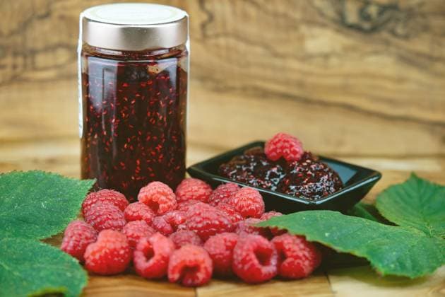Himbeere (Rubus idaeus), Himbeeren und selbstgemachte Himbeermarmelade in der Schale und im Glas European red raspberry (Rubus idaeus), Raspberries and selfmade raspberry jam BLWS735111 *** Raspberry Rubus idaeus , Raspberries and Homemade Himbeermarmelade in the Bowl and at Glass European Red raspberry Rubus idaeus , raspberries and selfmade raspberry Jam BLWS735111 Copyright: xblickwinkel Steidix