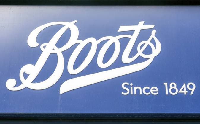 Nahaufnahme des Logos der Boots Apotheke, Devizes, Wiltshire, England, Großbritannien, seit 1849 Close up of Boots chemists shop logo, Devizes, Wiltshire, England, UK trading since 1849 Copyright: imageBROKER IanxMurray iblimu15195412.jpg