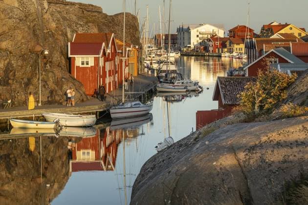Bunte Bootshäuser und Boote im Hafen von Smögen, Abendstimmung, Smögenbryggan, Västra Götalands Län, Bohuslän, Schweden Colourful boathouses and boats in the harbour of Smögen, evening mood, Smögenbryggan, Västra Götalands Län, Bohuslän, Sweden Copyright: imageBROKER OlafxKrüger iblomk15195755.jpg