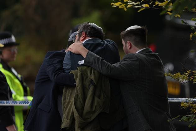 Stabbing at a synagogue in Manchester Police and first responders can be seen on the scene of a reported stabbing at a synagogue in Manchester, United Kingdom. 02.10.2025  Copyright: xRyanxJenkinsonx NINTCHDBPICT001028268085