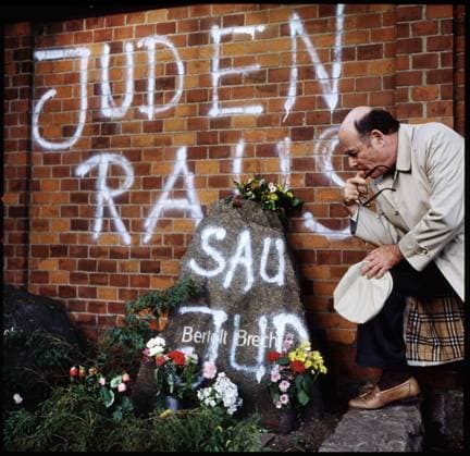 Portrait of Marcel Ophuls (director) on the grave of Bertolt Brecht 1990 Bertolt Brecht s grave had been desecrated (la tombe de Bertolt Brecht avait ete profanee) Inscription on the wall: Juden raus (The Jews outside) and on Brecht s grave: Saujud (Dirty yid) (Inscription sur le mur : Juden raus (Les juifs dehors) et sur la tombe de Brecht : Saujud (Sale youpin)) Serge COHEN Opale RECORD DATE NOT STATED *** Portrait of Marcel Ophuls director on the grave of Bertolt Brecht 1990 Bertolt Brechts grave had been desecrated la tombe de Bertolt Brecht avait ete profanee Inscription on the wall Juden raus The Jews outside and on Brecht s grave Saujud Dirty yid Inscription sur le mur Juden raus Les juifs dehors et sur la tombe de Brech  Copyright: x SergexCOHEN opale.photox