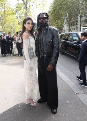 Milla Lapidus, Damso aux arrivées du défilé Rabanne Collection Femme Prêt à Porter Printemps Eté 2026 lors de la Fashion Week de Paris PFW , à lUNESCO, à Paris, France, le 2 octobre 2025 Denis Guignebourg Bestimage Arrivals Rabanne fashion show as part of Spring Summer 2026 Paris Fashion Week on October 02, 2025 in Paris, France Paris France  Copyright: xDenisxGuignebourgx xBestimagexDenisxGuignebourgx xBestimagex