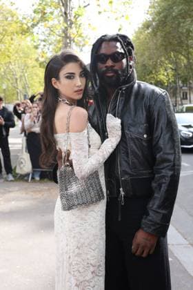 Milla Lapidus, Damso aux arrivées du défilé Rabanne Collection Femme Prêt à Porter Printemps Eté 2026 lors de la Fashion Week de Paris PFW , à lUNESCO, à Paris, France, le 2 octobre 2025 Denis Guignebourg Bestimage Arrivals Rabanne fashion show as part of Spring Summer 2026 Paris Fashion Week on October 02, 2025 in Paris, France Paris France  Copyright: xDenisxGuignebourgx xBestimagexDenisxGuignebourgx xBestimagex