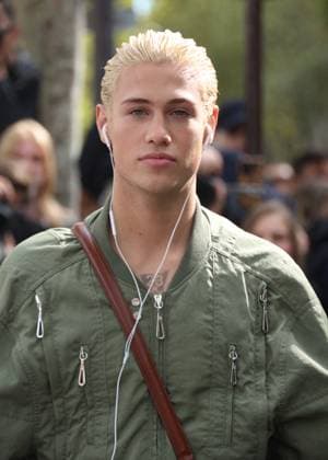 Matteo Sinet aux arrivals du défilé Rabanne Collection Femme Prêt à Porter Printemps Eté 2026 lors de la Fashion Week de Paris PFW , à lUNESCO, à Paris, France, le 2 octobre 2025 Denis Guignebourg Bestimage Arrivals Rabanne fashion show as part of Spring Summer 2026 Paris Fashion Week on October 02, 2025 in Paris, France Paris France  Copyright: xDenisxGuignebourgx xBestimagexDenisxGuignebourgx xBestimagex
