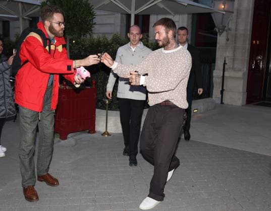David Beckham In Paris David Beckham signs an autograph on a football boot for a fan outside his hotel during Paris Fashion Week. France , Paris on october 2 , 2025  Copyright: xDFYx