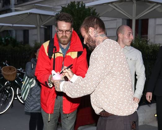 David Beckham In Paris David Beckham signs an autograph on a football boot for a fan outside his hotel during Paris Fashion Week. France , Paris on october 2 , 2025  Copyright: xDFYx