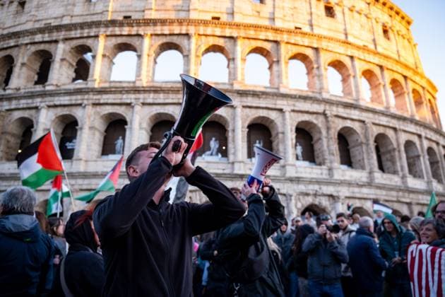 October 2, 2025, Rome, Rm, Italy: The day after the Israeli Navy blocked the Global Sumud Flotilla, thousands of citizens gather at the Colosseum and march to protest the Italian government and Prime Minister Giorgia Meloni s failure to support the flotilla. Rome Italy - ZUMAg256 20251002_znp_g256_011 Copyright: xMarcoxDixGianvitox