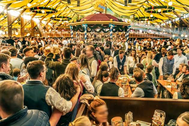 Gute Stimmung im Paulaner Festzelt, die Wiesnbesucher feiern mit Kollegen, Familie oder Freunden, genießen Bier und Musik, München, Oktober 2025 Deutschland, München, Oktober 2025, gute Stimmung im vollen Paulaner Festzelt, die Wiesnbesucher feiern mit Kollegen, Familie oder Freunden, genießen Bier und Musik, die Abendsonne scheint durch die Fenster des Festzelts und taucht die Szene in ein warmes Licht, friedliche Wiesn, Oktoberfest, Theresienwiese, Herbst, Volksfest, Bayern, *** Good mood in the Paulaner festival tent, the Oktoberfest visitors celebrate with colleagues, family or friends, enjoy beer and music, Munich, October 2025 Germany, Munich, October 2025, good mood in the full Paulaner festival tent, the Oktoberfest visitors cel