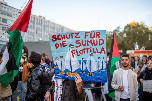 Protests against Israel s attacks on the Global Sumud Flotilla in Dusseldorf DUSSELDORF, GERMANY - OCTOBER 02: Pro-Palestine demonstrators take part in a protest in support of the Global Sumud Flotilla after the Israeli attacks on it and to demand the release of its members held by Israel on October 02, 2025 in Dusseldorf, Germany. Hesham Elsherif Anadolu Dusseldorf Germany. Editorial use only. Please get in touch for any other usage.  Copyright: x2025xAnadoluxHeshamxElsherifx