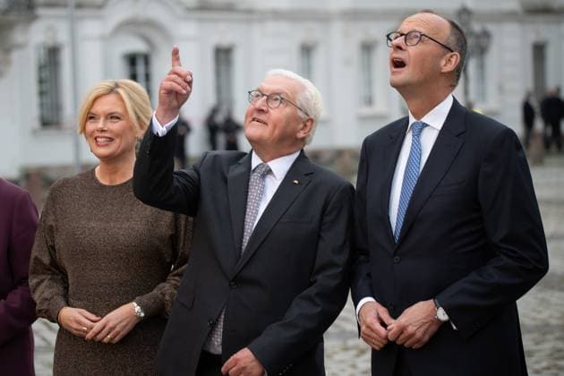 Saarland, 2025.10.03 xafx Saarbrücken feiert den Tag der Deutschen Einheit, Bürgerfest v.l., Bundestagspräsidentin Julia Klöckner, Bundespräsident Frank-Walter Steinmeier und Bundeskanzler Friedrich Merz (CDU) *** Saarland, 2025 10 03 xafx Saarbrücken celebrates the Day of German Unity, citizens festival f l , Bundestag President Julia Klöckner, Federal President Frank Walter Steinmeier and Federal Chancellor Friedrich Merz CDU Copyright: JoaquimxFerreira