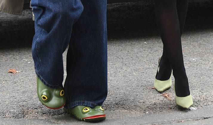 Cruz Beckham and his partner Jackie Apostel are back to their hotel during Fashion Week in Paris October 3, 2025 Cruz Beckham and his partner Jackie Apostel are coming back to their hotel in Paris, Cruz was wearing some bizarre frog shoes Paris France  Copyright: xAgence BestimagexAgence Bestimagex