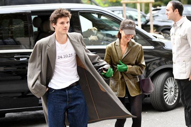 Cruz Beckham and his partner Jackie Apostel are back to their hotel during Fashion Week in Paris October 3, 2025 Cruz Beckham and his partner Jackie Apostel are coming back to their hotel in Paris, Cruz was wearing some bizarre frog shoes Paris France  Copyright: xAgence BestimagexAgence Bestimagex