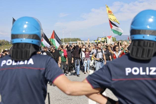 October 3, 2025, Pisa, ITALIA: I circa 10.000 manifestanti che stanno partecipando al corteo promosso da sindacati di base e Cgil stanno sfilando sulla bretella dell autostrada A12 in direzione sud, verso il casello Pisa Centro, 03 ottobre 2025.. .Protesters taking part in the march promoted by grassroots unions and the CGIL (Italian General Confederation of Labour) are marching along the A12 motorway slip road southbound, towards the Pisa Centro toll booth, Italy, 03 October 2025. .ANSA ENRICO MATTIA DEL PUNTA Pisa ITALIA  - ZUMAa110 20251003_zaf_a110_031 Copyright: xEnricoxMattiaxDelxPuntax