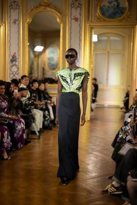 PFW - Leonard Paris A model presents a creation by Leonard Paris for the Women Ready-to-wear Spring-Summer 2026 collection as part of the Paris Fashion Week, in Paris on October 3, 2025. Photo by Eliot Blondet ABACAPRESS.COM Paris Ile-de-France France  Copyright: xBlondetxEliot ABACAx