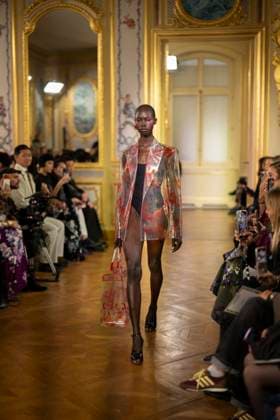 PFW - Leonard Paris A model presents a creation by Leonard Paris for the Women Ready-to-wear Spring-Summer 2026 collection as part of the Paris Fashion Week, in Paris on October 3, 2025. Photo by Eliot Blondet ABACAPRESS.COM Paris Ile-de-France France  Copyright: xBlondetxEliot ABACAx