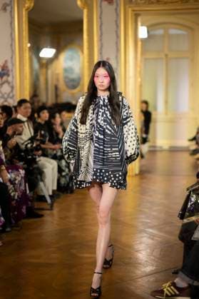 PFW - Leonard Paris A model presents a creation by Leonard Paris for the Women Ready-to-wear Spring-Summer 2026 collection as part of the Paris Fashion Week, in Paris on October 3, 2025. Photo by Eliot Blondet ABACAPRESS.COM Paris Ile-de-France France  Copyright: xBlondetxEliot ABACAx