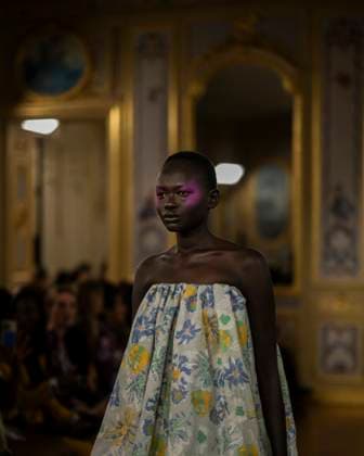 PFW - Leonard Paris A model presents a creation by Leonard Paris for the Women Ready-to-wear Spring-Summer 2026 collection as part of the Paris Fashion Week, in Paris on October 3, 2025. Photo by Eliot Blondet ABACAPRESS.COM Paris Ile-de-France France  Copyright: xBlondetxEliot ABACAx