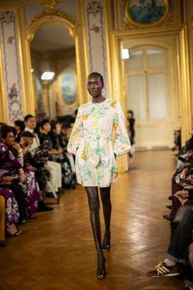 PFW - Leonard Paris A model presents a creation by Leonard Paris for the Women Ready-to-wear Spring-Summer 2026 collection as part of the Paris Fashion Week, in Paris on October 3, 2025. Photo by Eliot Blondet ABACAPRESS.COM Paris Ile-de-France France  Copyright: xBlondetxEliot ABACAx