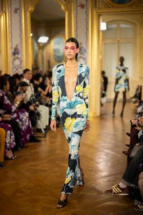 PFW - Leonard Paris A model presents a creation by Leonard Paris for the Women Ready-to-wear Spring-Summer 2026 collection as part of the Paris Fashion Week, in Paris on October 3, 2025. Photo by Eliot Blondet ABACAPRESS.COM Paris Ile-de-France France  Copyright: xBlondetxEliot ABACAx
