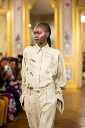 PFW - Leonard Paris A model presents a creation by Leonard Paris for the Women Ready-to-wear Spring-Summer 2026 collection as part of the Paris Fashion Week, in Paris on October 3, 2025. Photo by Eliot Blondet ABACAPRESS.COM Paris Ile-de-France France  Copyright: xBlondetxEliot ABACAx