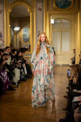 PFW - Leonard Paris A model presents a creation by Leonard Paris for the Women Ready-to-wear Spring-Summer 2026 collection as part of the Paris Fashion Week, in Paris on October 3, 2025. Photo by Eliot Blondet ABACAPRESS.COM Paris Ile-de-France France  Copyright: xBlondetxEliot ABACAx