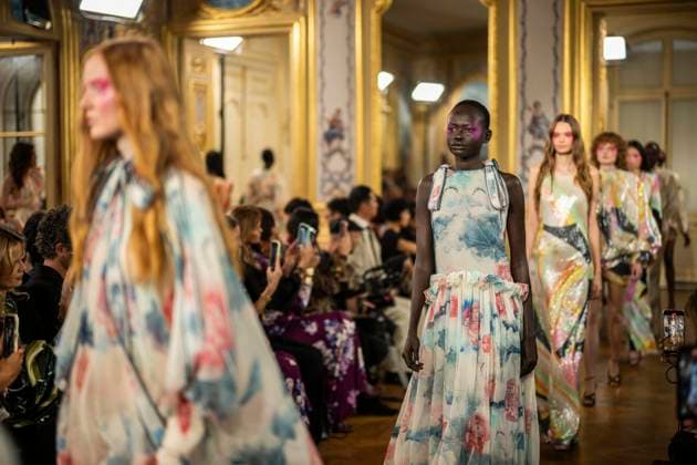 PFW - Leonard Paris A model presents a creation by Leonard Paris for the Women Ready-to-wear Spring-Summer 2026 collection as part of the Paris Fashion Week, in Paris on October 3, 2025. Photo by Eliot Blondet ABACAPRESS.COM Paris Ile-de-France France  Copyright: xBlondetxEliot ABACAx