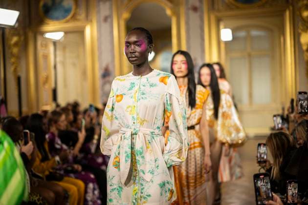 PFW - Leonard Paris A model presents a creation by Leonard Paris for the Women Ready-to-wear Spring-Summer 2026 collection as part of the Paris Fashion Week, in Paris on October 3, 2025. Photo by Eliot Blondet ABACAPRESS.COM Paris Ile-de-France France  Copyright: xBlondetxEliot ABACAx