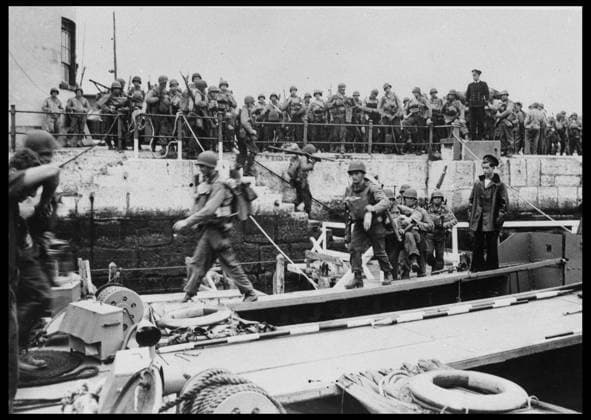 Preparation du debarquement en Normandie du 6 juin 1944 (Jour J ou D Day) : les rangers US s embarquent sur les barges a destination des cotes normandes. Photographie prise le 5 juin 1944. RECORD DATE NOT STATED *** Preparation for the Normandy landings on June 6, 1944 D-Day the US rangers board the barges bound for the Normandy coast Photograph taken on June 5, 1944 RECORD DATE NOT STATED  Copyright: x usis-dite opale.photox