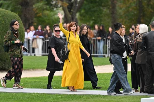 PFW Loewe Outside Arrivals Parker Posey arriving at Loewe show during Paris Fashion Week in Paris, France on October 3, 2025. Photo by Julien Reynaud APS-Medias ABACAPRESS.COM Paris France  Copyright: xReynaudxJulien APS-Medias ABACAx