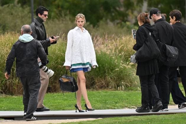 PFW Loewe Outside Arrivals Guest arriving at Loewe show during Paris Fashion Week in Paris, France on October 3, 2025. Photo by Julien Reynaud APS-Medias ABACAPRESS.COM Paris France  Copyright: xReynaudxJulien APS-Medias ABACAx