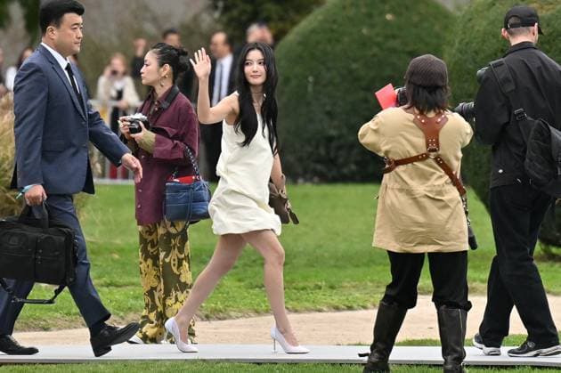 PFW Loewe Outside Arrivals Kim Yu Jung arriving at Loewe show during Paris Fashion Week in Paris, France on October 3, 2025. Photo by Julien Reynaud APS-Medias ABACAPRESS.COM Paris France  Copyright: xReynaudxJulien APS-Medias ABACAx