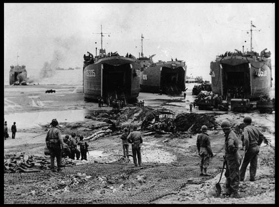 Debarquement en Normandie du 6 juin 1944 (Jour J ou D Day) : dechargement de materiel sur la plage d Omaha Beach. Au premier plan, des sapeurs de l US Army et de l US Navy. Photographie prise autour du 7 juin 1944. RECORD DATE NOT STATED *** Normandy landings, June 6, 1944 D-Day unloading equipment on Omaha Beach In the foreground, US Army and US Navy engineers Photograph taken around June 7, 1944 RECORD DATE NOT STATED  Copyright: x usis-dite opale.photox