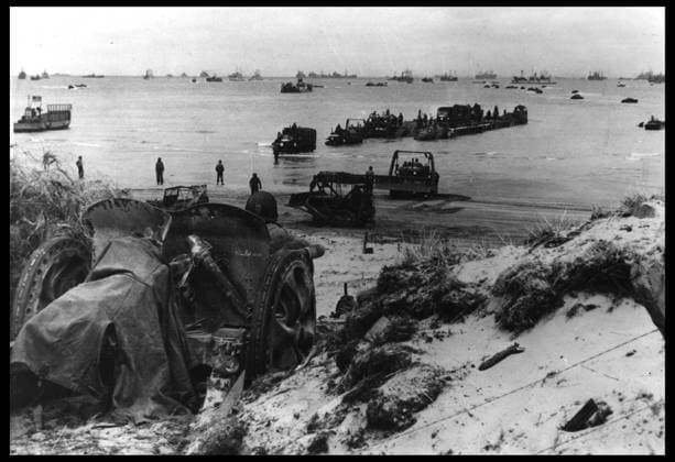 Debarquement en Normandie du 6 juin 1944 (Jour J ou D Day) : jeeps, camions et autres equipements de guerre sont debarques d une barge sur la plage de Utah Beach durant les premiers jours apres le debarquement. Photographie 6-10 juin 1944. RECORD DATE NOT STATED *** Normandy landings June 6, 1944 D-Day jeeps, trucks and other war equipment are unloaded from a barge on Utah Beach during the first days after the landings Photograph 6 June 10, 1944 RECORD DATE NOT STATED  Copyright: x usis-dite opale.photox