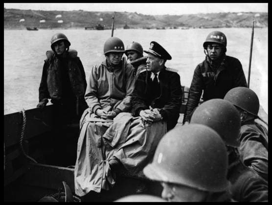 Debarquement en Normandie du 6 juin 1944 (Jour J ou D Day) : l amiral Alan Kirk (1888-1963) de l US Navy (au milieu) et le lieutenant general Omar Bradley (1893-1981) de l US Army dans un LCVP devant la plage d Utah Beach. Photographie prise vers le 6 juin 1944 apres le debarquement. RECORD DATE NOT STATED *** Normandy landing on June 6, 1944 D-Day Admiral Alan Kirk 1888 1963 of the US Navy in the middle and Lieutenant General Omar Bradley 1893 1981 of the US Army in an LCVP in front of Utah Beach Photograph taken around June 6, 1944 after the landing RECORD DATE NOT STATED  Copyright: x usis-dite opale.photox