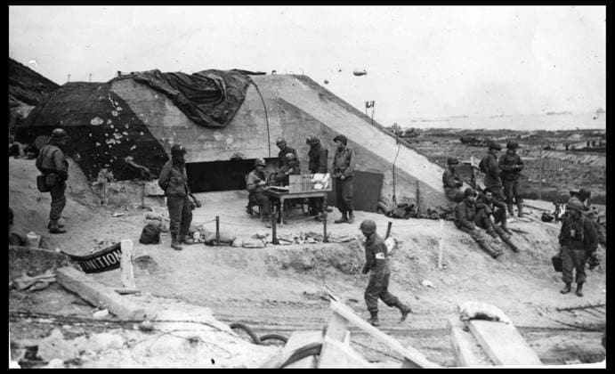 Debarquement en Normandie du 6 juin 1944 (Jour J ou D Day) : blockhaus allemand sur la plage d Omaha Beach recupere par les soldats de la 1ere division d infanterie de l armee americaine (The Big Red One). Photographie du 7 juin 1944. RECORD DATE NOT STATED *** Normandy Landings, June 6, 1944 D-Day German blockhouse on Omaha Beach recuperated by soldiers of the 1st Infantry Division of the American Army The Big Red One Photograph, June 7, 1944 RECORD DATE NOT STATED  Copyright: x usis-dite opale.photox