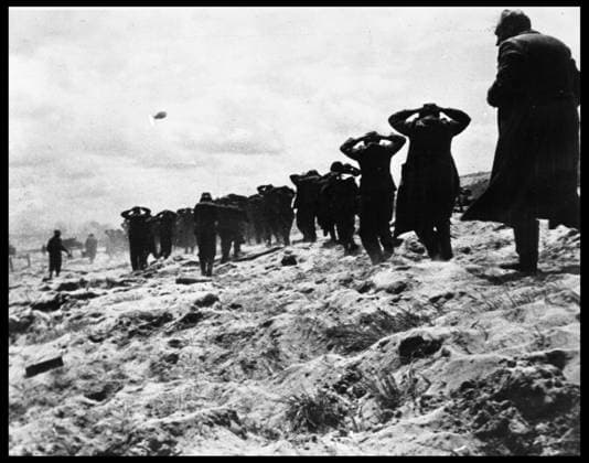 Debarquement en Normandie du 6 juin 1944 (Jour J ou D Day) : prisonniers allemands sur la plage de Utah Beach. Photographie prise vers le 6 juin 1944. RECORD DATE NOT STATED *** Normandy landings, June 6, 1944 D-Day German prisoners on Utah Beach Photograph taken around June 6, 1944 RECORD DATE NOT STATED  Copyright: x usis-dite opale.photox