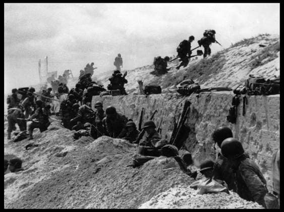 Debarquement en Normandie du 6 juin 1944 (Jour J ou D Day) : soldats americains du 8eme Regiment d Infanterie, 4eme Division d Infanterie en mouvement par dessus le mur anti chars sur la plage de Utah Beach. Photographie du 6 juin 1944. RECORD DATE NOT STATED *** Normandy landings, June 6, 1944 D-Day American soldiers of the 8th Infantry Regiment, 4th Infantry Division moving over the anti-tank wall on Utah Beach Photograph of June 6, 1944 RECORD DATE NOT STATED  Copyright: x usis-dite opale.photox