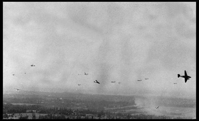 Debarquement en Normandie du 6 juin 1944 (Jour J ou D Day) : largage de planeurs par des C-47 au dessus de la presqu ile du Cotentin. L un d eux vient de larguer son planeur et rentre a sa base en Grande Bretagne. Photographie du 6 juin 1944. RECORD DATE NOT STATED *** Normandy landings, June 6, 1944 D-Day gliders dropped by C47s over the Cotentin peninsula One of them has just released its glider and is returning to its base in Great Britain Photograph of June 6, 1944 RECORD DATE NOT STATED  Copyright: x usis-dite opale.photox