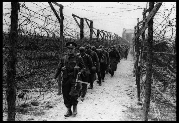 Debarquement en Normandie du 6 juin 1944 (Jour J ou D Day) : les premiers prisonniers allemands captures sur les plages normandes sont escortes par un policier militaire britannique. Grande Bretagne, photographie vers le 7 juin 1944. RECORD DATE NOT STATED *** Normandy landings, June 6, 1944 D-Day the first German prisoners captured on the Normandy beaches are escorted by a British military policeman Great Britain, photograph around June 7, 1944 RECORD DATE NOT STATED  Copyright: x usis-dite opale.photox