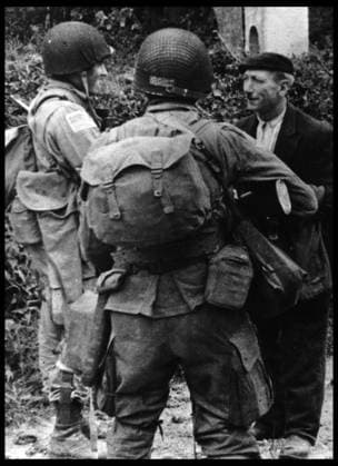 Debarquement en Normandie du 6 juin 1944 (Jour J ou D Day) : un civil francais en discussion avec deux parachutistes americains juste apres le 6 juin 1944. Photographie. RECORD DATE NOT STATED *** Normandy landing on June 6, 1944 D-Day a French civilian in discussion with two American paratroopers just after June 6, 1944 Photograph RECORD DATE NOT STATED  Copyright: x usis-dite opale.photox
