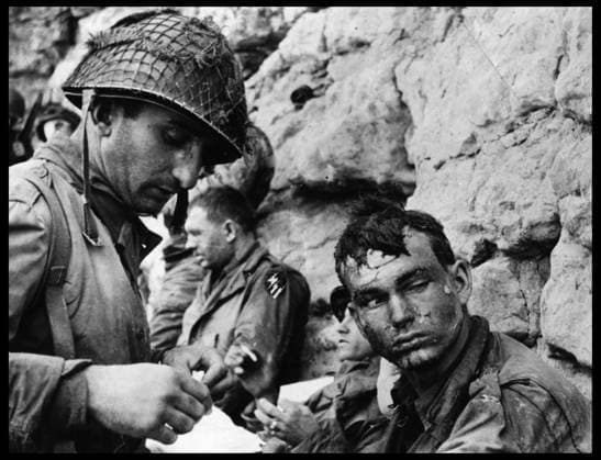 Debarquement en Normandie du 6 juin 1944 (Jour J ou D Day) : blesses du 3eme bataillon, 16eme regiment d infanterie, 1ere division d infanterie americaine (The Big Red One) sur la plage d Omaha Beach en Normandie. Photographie du 6 juin 1944. RECORD DATE NOT STATED *** Normandy landings, June 6, 1944 D-Day wounded 3rd Battalion, 16th Infantry Regiment, 1st U.S. Infantry Division The Big Red One on Omaha Beach, Normandy Photograph, June 6, 1944 RECORD DATE NOT STATED  Copyright: x usis-dite opale.photox
